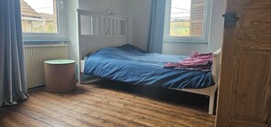 6 bedrooms, desk, free WiFi, bed sheets