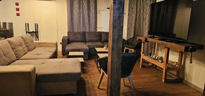 TV connectée, cheminée, livres