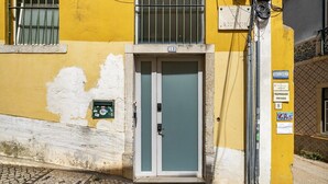 Un edificio amarillo con una puerta blanca que tiene el número 10.