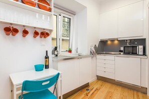 Réfrigérateur, four à micro-ondes, surface de cuisson, cafetière-théière