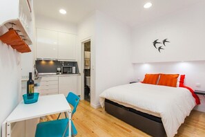 1 habitación, tabla de planchar con plancha, wifi y ropa de cama