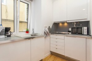 Fridge, microwave, stovetop, coffee/tea maker
