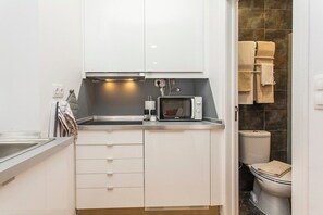 Fridge, microwave, stovetop, coffee/tea maker - Hidden Gem I in Alfama perfect to explore Lisbon (Lisboa)