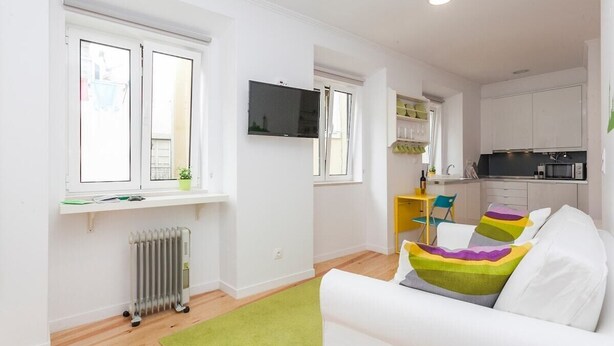Un apartamento moderno con sala de estar, cocina y comedor.