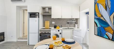 Køleskab, mikrobølgeovn, ovn, kogeplade