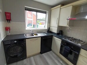 Réfrigérateur, four à micro-ondes, un four, surface de cuisson