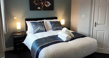 2 Bed House - Sleeps 6 - Parking - Wifi