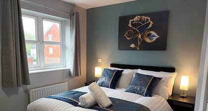 2 Bed House - Sleeps 6 - Parking - Wifi