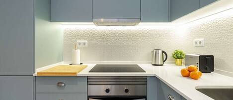 冷蔵庫、電子レンジ、オーブン、コンロ