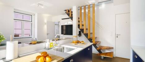 冷蔵庫、電子レンジ、オーブン、コンロ