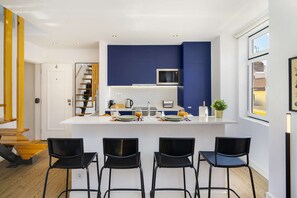 Jääkaappi, mikroaaltouuni, uuni, liesi