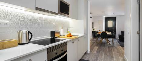 冷蔵庫、電子レンジ、オーブン、コンロ