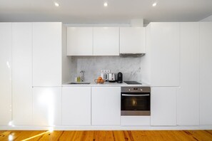 Fridge, oven, stovetop, dishwasher