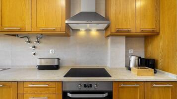 ثلاجة، ميكروويف، فرن، موقد طهي مسطح