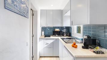 Mikrowelle, Wasserkocher mit Kaffee-/Teezubehör, Toaster