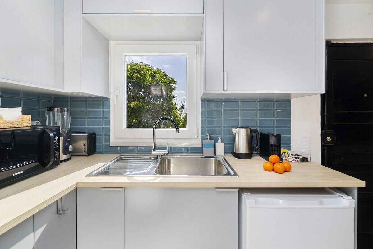 Microondas, cafetera y tetera, tostadora y utensilios de cocina 