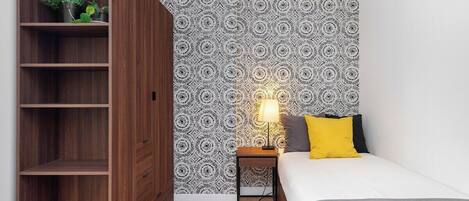 5 bedrooms, iron/ironing board, WiFi, bed sheets