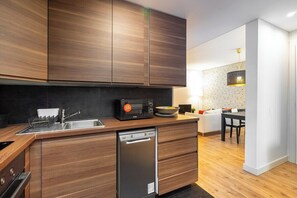 Een koelkast, een microgolfoven, een oven, een kookplaat