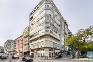 Exterior - Central City Serenity: Entrecampos Terrace Haven (Lisboa)