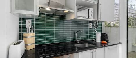 Geladeira, micro-ondas, fogão, cooktop