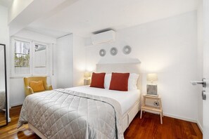 1 dormitorio, tabla de planchar con plancha, wifi y ropa de cama