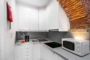 Micro-ondes, plaque de cuisson, cafetière/bouilloire, grille-pain