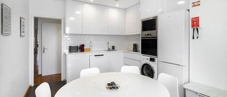 Frigorífico, microondas, horno y placa de cocina