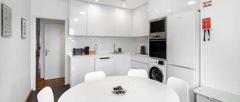 Réfrigérateur, four à micro-ondes, un four, surface de cuisson