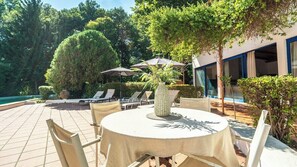 Outdoor dining - Family Paradise: Exquisite Retreat for Holidays (São Miguel do Rio Torto)