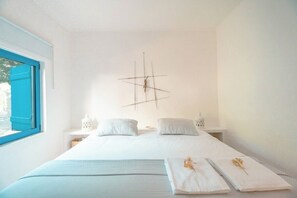 5 bedrooms, iron/ironing board, WiFi, bed sheets - Family Paradise: Exquisite Retreat for Holidays (São Miguel do Rio Torto)