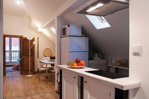 Fridge, microwave, stovetop, coffee/tea maker