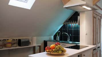 Een koelkast, een magnetron, een kookplaat