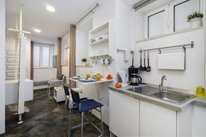 Micro-ondes, plaque de cuisson, cafetière/bouilloire