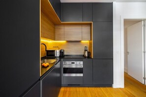 Kjøleskap, mikrobølgeovn, ovn og kokeplater