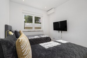 2 عدّة غرف نوم وواي فاي وملاءات أسرّة