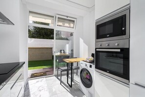 ثلاجة، ميكروويف، فرن، موقد طهي مسطح