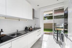 ثلاجة، ميكروويف، فرن، موقد طهي مسطح