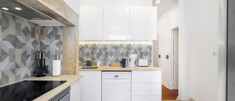 Frigorifero, microonde, forno, piano cottura