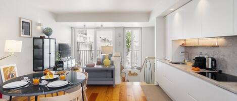 Kühlschrank, Mikrowelle, Ofen, Herdplatte