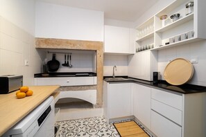 Een koelkast, een microgolfoven, een kookplaat, een vaatwasser