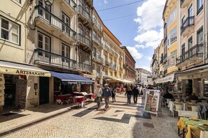 Outdoor dining - Authentic Stay Near Lisbon’s Cultural Gems (Lisboa)