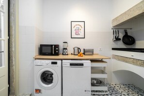 Kühlschrank, Mikrowelle, Herdplatte, Geschirrspüler