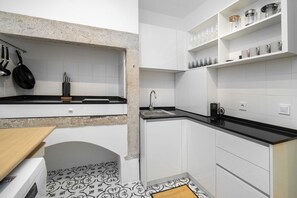 Kühlschrank, Mikrowelle, Herdplatte, Geschirrspüler