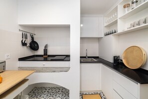 Jääkaappi, mikroaaltouuni, liesi, kahvin-/teenkeitin