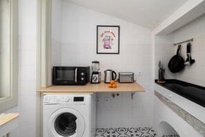 Kjøleskap, mikrobølgeovn, kokeplater og kaffetrakter/tekoker