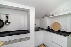 Kjøleskap, mikrobølgeovn, kokeplater og kaffetrakter/tekoker