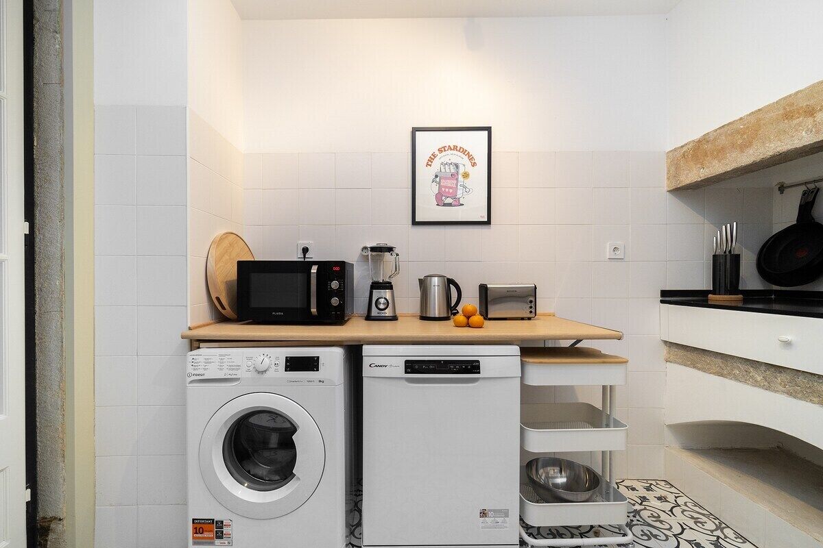 Geladeira, micro-ondas, cooktop, lava-louças