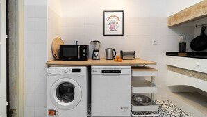 Private kitchen - Lisbon's Heartbeat: Your Premier Airbnb 4Explorers (Lisboa)