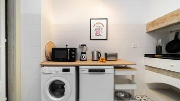 Geladeira, micro-ondas, cooktop, lava-louças