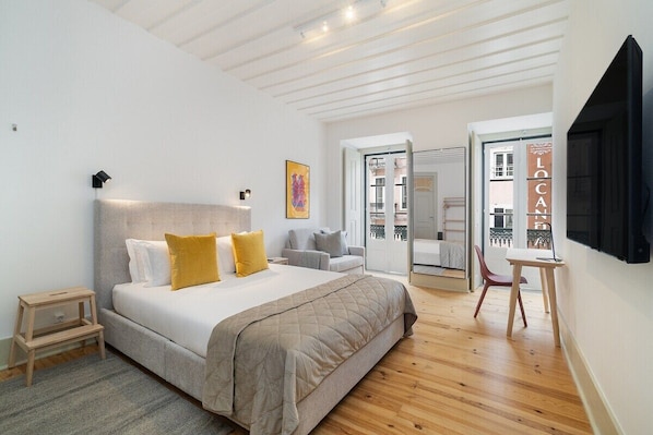 10 bedrooms, iron/ironing board, WiFi, bed sheets